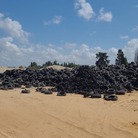 נתפס חשוד בהשלכת אלפי צמיגים בשטח פתוח בשטח סמוך לחדרה